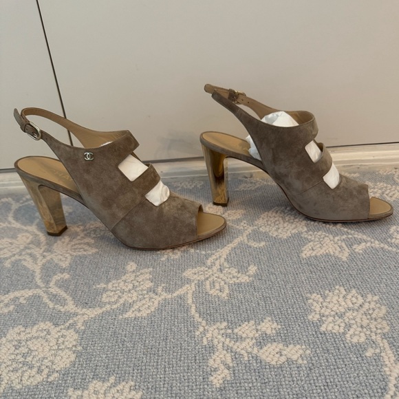 Chanel Interlocking CC Logo Suede Slingback Sandals, Size 42 - Picture 14 of 16